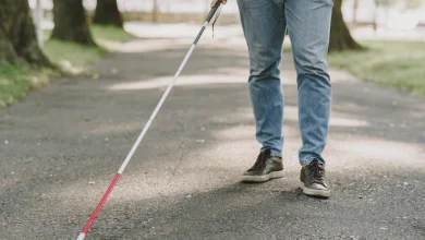 personas con discapacidad, minusválido y vida cotidiana. hombre con ciego