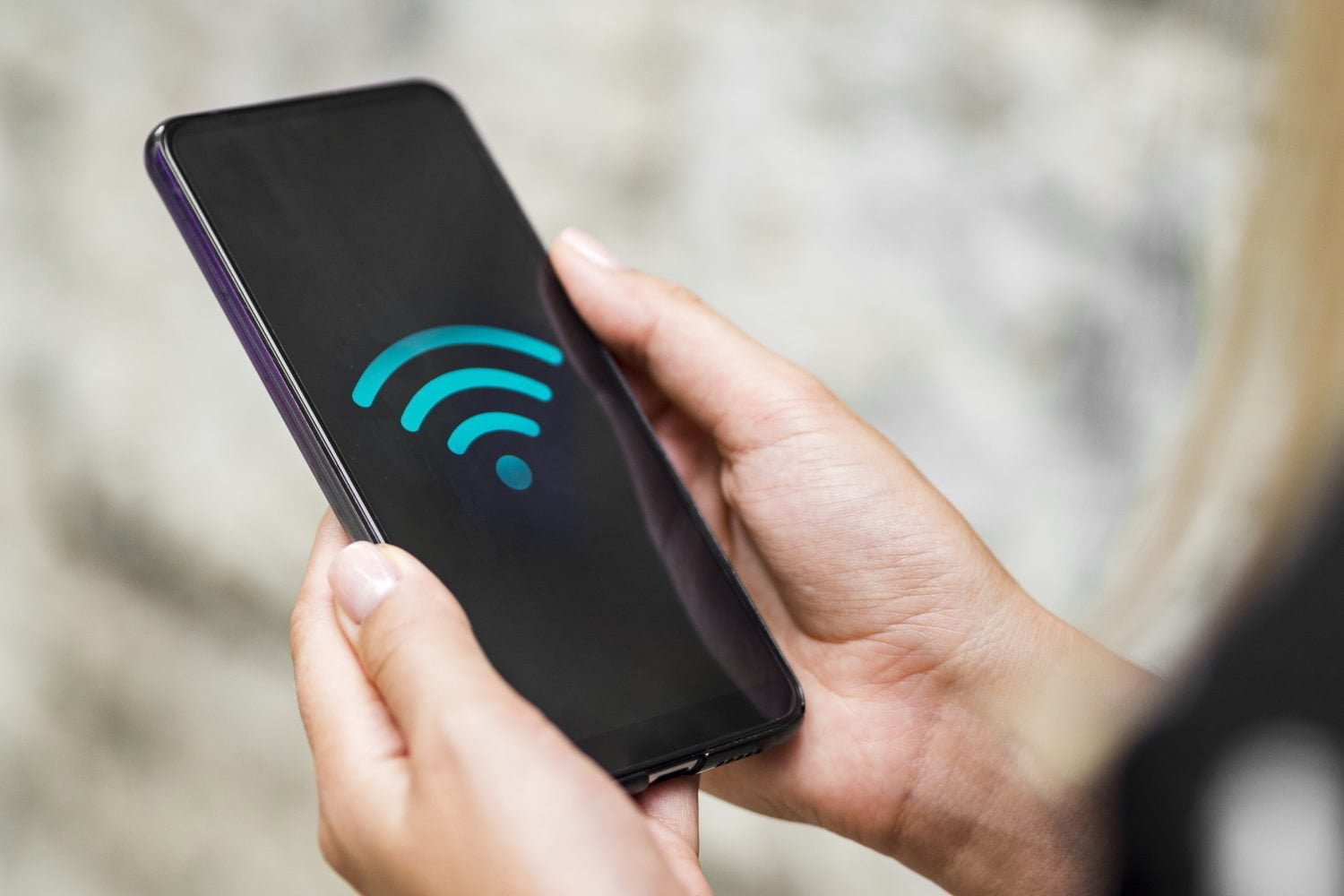 primer teléfono en manos con símbolo wifi