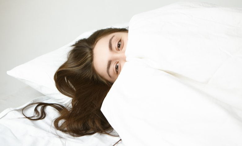 hora de dormir, descanso y relajación. juguetona mujer joven atractiva somniloquia