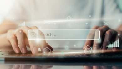 mano usando la computadora port&aacute;til y presione la pantalla para buscar navegaci&oacute;n Internet
