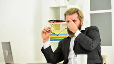 me siento tan cansado empresario con un empresario inform&aacute;tico en un empleado de la oficin &uacute;lceras