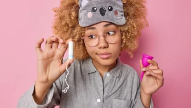 mujer con tampón y copa menstrual