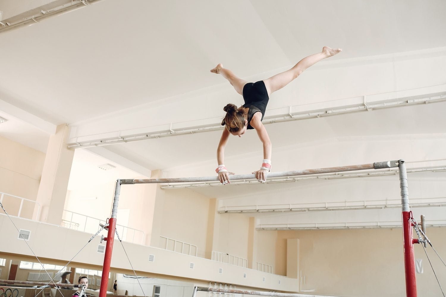 viga de equilibrio de gimnasia infantil. atleta gimnastas chica durante una barra