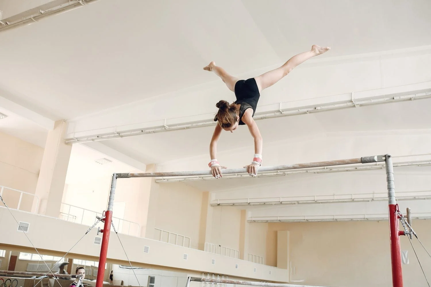 viga de equilibrio de gimnasia infantil. atleta gimnastas chica durante una barra