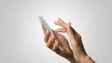 mano de la mujer que sostiene la pantalla en blanco del teléfono elegante. copie el espacio. mano que sostiene el smartphone aislado en el fondo blanco estudiantes