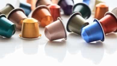 c&aacute;psulas de caf&eacute; espresso sobre fondo blanco vista de primer plano con espacio de copia