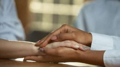 grupo de amigos maduros felices jugando a las cartas y bebiendo vino tanatofobia