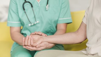 enfermera que controla pulso en la muñeca del paciente femenino