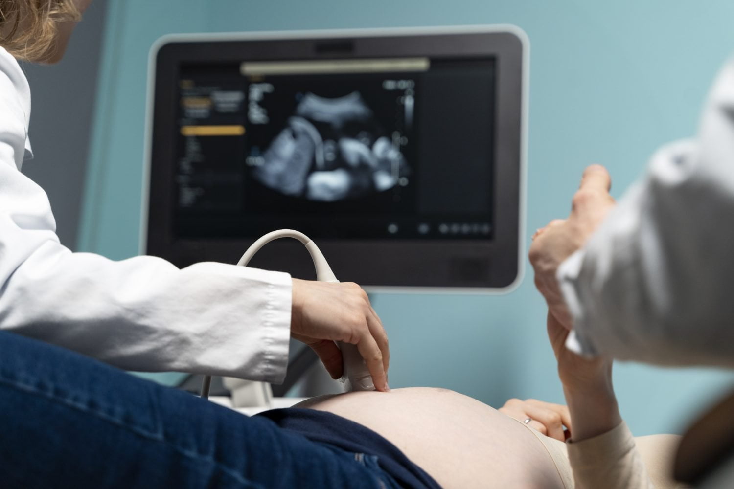 gratuita ginecólogo realizando consulta de ultrasonido feto alcohol