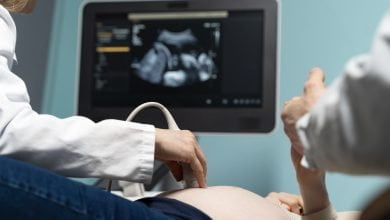 gratuita ginecólogo realizando consulta de ultrasonido feto alcohol