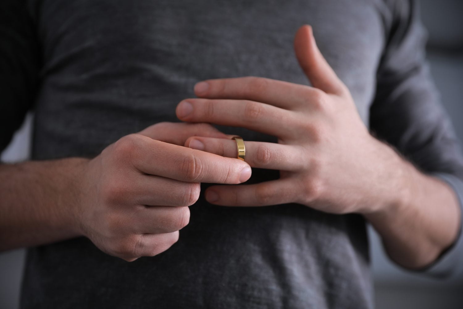 hombre quitándose el anillo de bodas en el concepto de divorcio de primer plano de fondo infieles