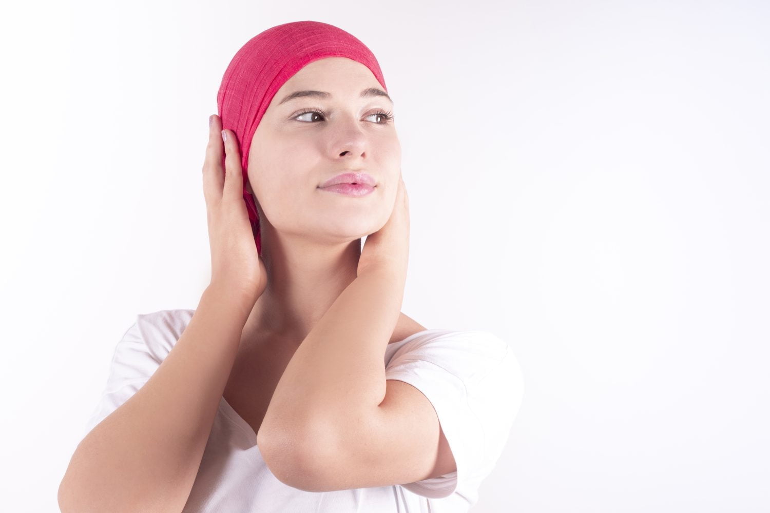 mujer feliz con bufanda rosa luchando contra el cáncer