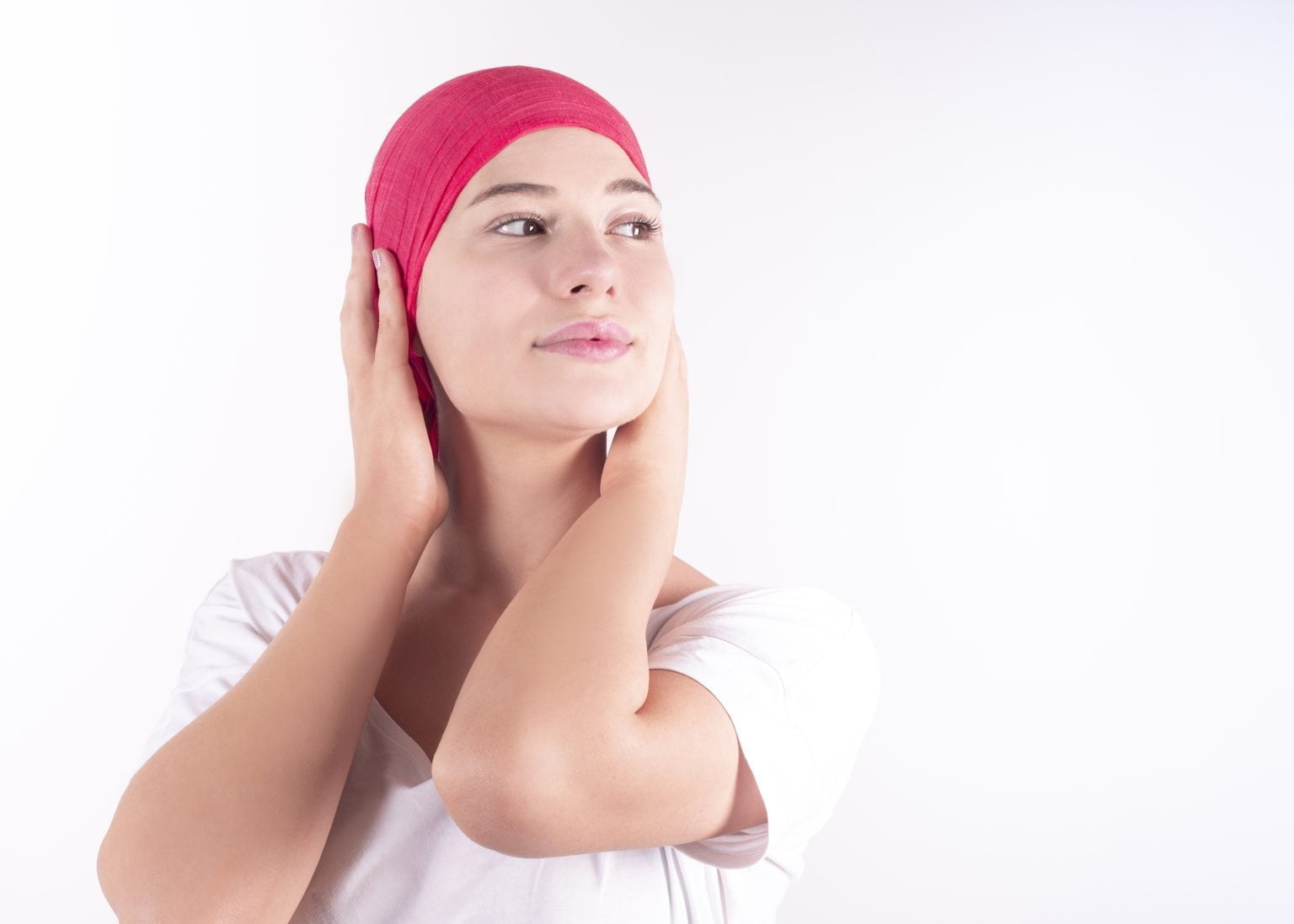 mujer feliz con bufanda rosa luchando contra el cáncer