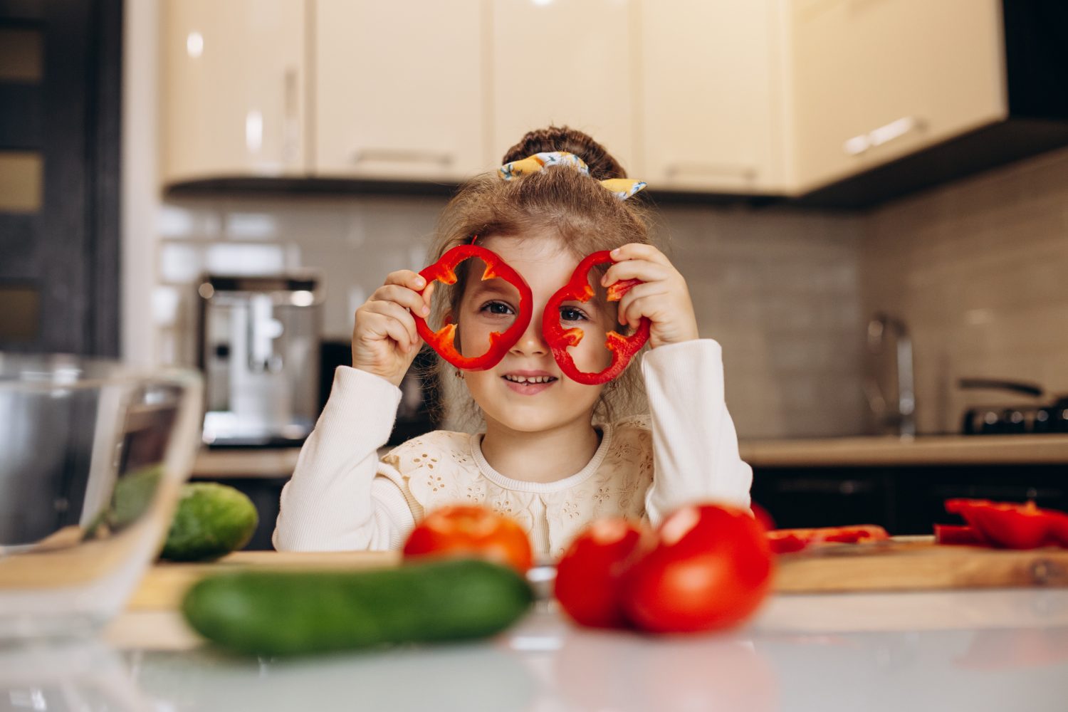 niña linda preparando ensalada de pimiento fresco verdura