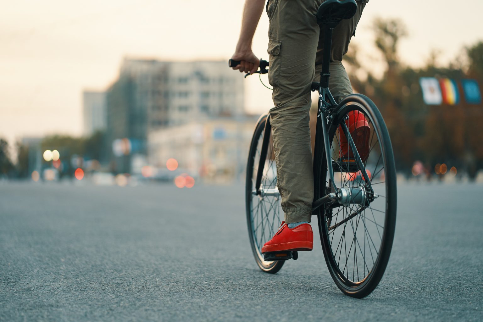 primer plano de las piernas del hombre casual en bicicleta clásica en la carretera