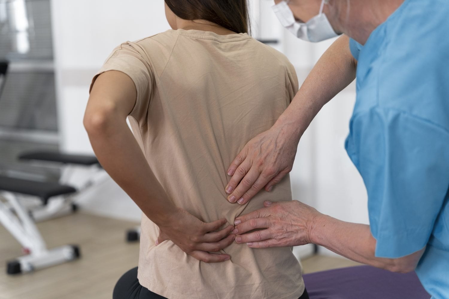 asistente médico ayudando al paciente con ejercicios de fisioterapia escoliosis