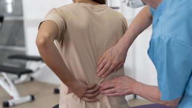 asistente m&eacute;dico ayudando al paciente con ejercicios de fisioterapia escoliosis