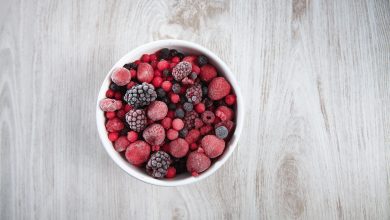 bayas congeladas, grosella negra, grosella roja, frambuesa, ar&aacute;ndano. vista superior en