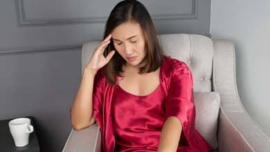 mujer con dolor de cabeza y cansancio por falta de hierro / alimentos / dolor de cabeza y&nbsp; migra&ntilde;a / metabolismo - embarazada