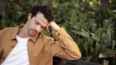 hombre con fatiga primaveral