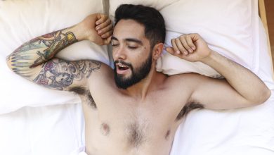 vista de &aacute;ngulo alto de un joven sin camisa durmiendo en la cama orgasmo masculino