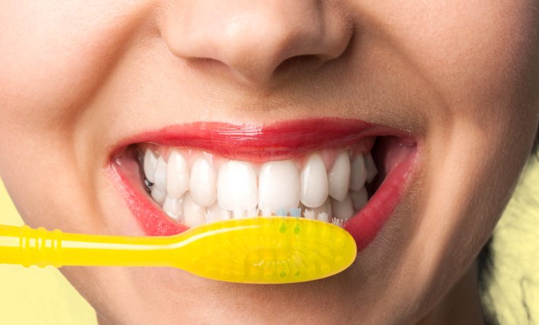 dientes amarillos cepillarte los dientes