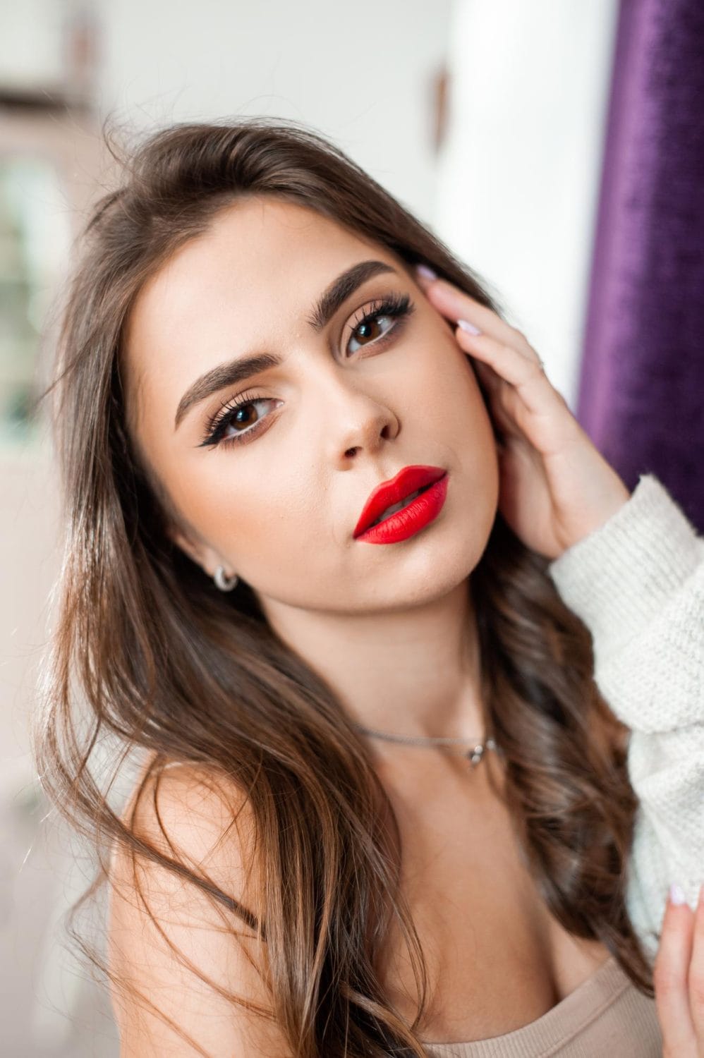 Retrato de joven hermosa mujer europea positiva en casa